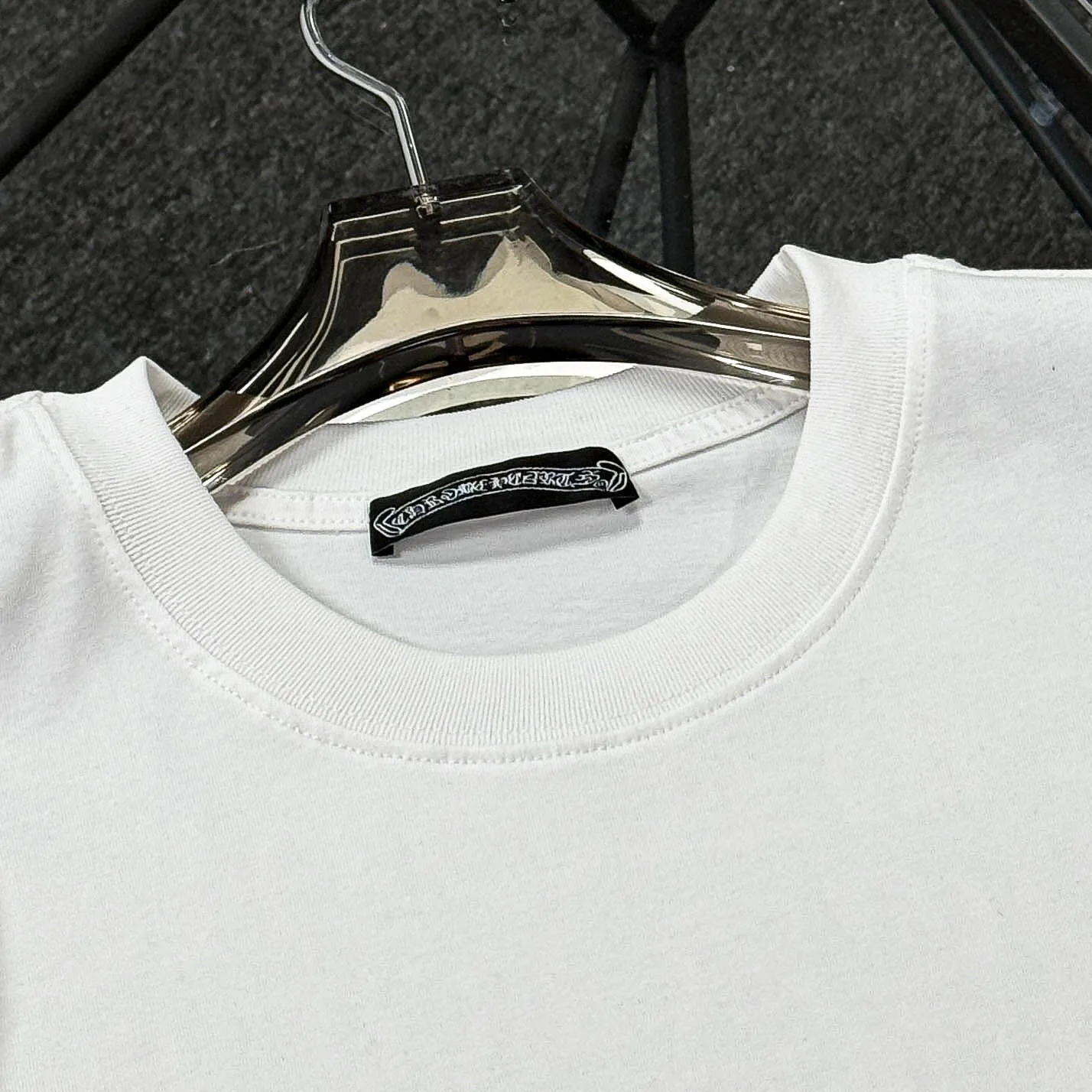 P170 Chrome Hearts Chrome Hearts 25 high-end versions. The fabric is made of 300 grams of high-density pure cotton. It does not deform or shrink. It has three labels. It is the same style for men and women. Technology: Digital printing. Color: White. Black. SIZE: S-XL.